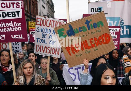 London, UK. 19. November 2016. Protsters März Whitehall im Zentrum von London als Bestandteil der nationalen Union von Studenten United für Bildung Demonstration. Bildnachweis: Jacob Sacks-Jones/Alamy Live-Nachrichten. Stockfoto