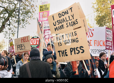 London, UK. 19. November 2016. Ein Demonstrant hält ein Schild in Westminster als Bestandteil der nationalen Union von Studenten United für Bildung Demonstration. Bildnachweis: Jacob Sacks-Jones/Alamy Live-Nachrichten. Stockfoto