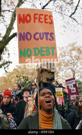 London, UK. 19. November 2016. Ein Demonstrant ruft während einer Kundgebung in Westminster am Ende der nationalen Union von Studenten United für Bildung Marsch durch London. Bildnachweis: Jacob Sacks-Jones/Alamy Live-Nachrichten. Stockfoto