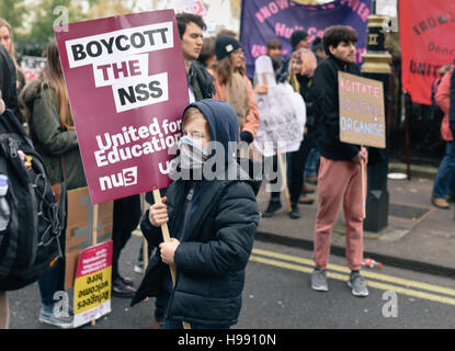 London, UK. 19. November 2016. Eine junge Demonstranten während einer Kundgebung in Westminster am Ende der nationalen Union von Studenten United for Education marschieren durch London. Bildnachweis: Jacob Sacks-Jones/Alamy Live-Nachrichten. Stockfoto