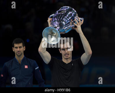 Die O2-Arena, London, UK. 20. November 2016. Tag 8 Einzel Finale, Andy Murray (GBR) besiegt Novak Djokovic (SRB). Murray hebt die Emirates World No 1 Trophy in den Match Präsentation Zeremonie, mit Novak Djokovic im Hintergrund. Bildnachweis: Sportsimages/Alamy Live-Nachrichten. Stockfoto