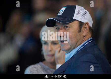 Die O2-Arena, London, UK. 20. November 2016. Tag 8 Einzel Finale, Andy Murray (GBR) besiegt Novak Djokovic (SRB). Judy Murray plaudert mit Kevin Spacey nach dem Spiel. Bildnachweis: Sportsimages/Alamy Live-Nachrichten. Stockfoto