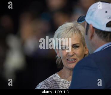 Die O2-Arena, London, UK. 20. November 2016. Tag 8 Einzel Finale, Andy Murray (GBR) besiegt Novak Djokovic (SRB). Judy Murray plaudert mit Kevin Spacey nach dem Spiel. Bildnachweis: Sportsimages/Alamy Live-Nachrichten. Stockfoto