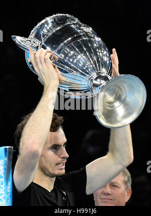 London, UK. 20. November 2016.  (Anmerkung der Redaktion: Mehrfachbelichtungen wurden in der Kamera kombiniert, um dieses Bild zu erzeugen) Barclays ATP World Tour Finals 02 Arena London UK Finale: Andy Murray GBR V Novak Djokovic SRB Murray feiert gewann das Spiel und hält die Trophäe und die Position als Weltfußballer No1 Credit: Leo Mason/Alamy Live News Stockfoto