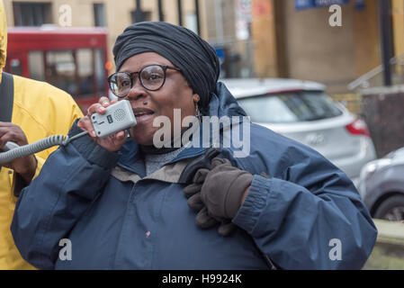 London, UK. 20. November 2016. Doreen, spricht die Mutter von Ricky Bishop auf der Kundgebung außerhalb Brixton Polizeistation wo Ricky am 22. November 2001 von Polizisten getötet wurde. Er lebte, hatte er jetzt 40 wäre. Das Ereignis erinnert sein Gedächtnis für Reparationen zu seiner Familie durch die Regierung des Vereinigten Königreichs und der Lambeth Rat und für die schwarze Gemeinschaft Kontrolle der Polizei genannt.  Peter Marshall/Alamy Live-Nachrichten Stockfoto