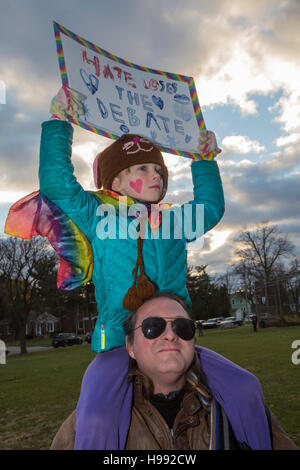 Ferndale, Michigan, USA. 20. November 2016. In Reaktion auf die Wahl von Donald Trump Hunderte Ferndale Liebe März angeschlossen in einem Vorort von Detroit. Organisatoren sagten, war es eine "friedliche Solidarität Spaziergang um einander zu unterstützen." Bildnachweis: Jim West/Alamy Live-Nachrichten Stockfoto