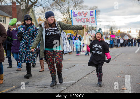 Ferndale, Michigan, USA. 20. November 2016. In Reaktion auf die Wahl von Donald Trump Hunderte Ferndale Liebe März angeschlossen in einem Vorort von Detroit. Organisatoren sagten, war es eine "friedliche Solidarität Spaziergang um einander zu unterstützen." Bildnachweis: Jim West/Alamy Live-Nachrichten Stockfoto