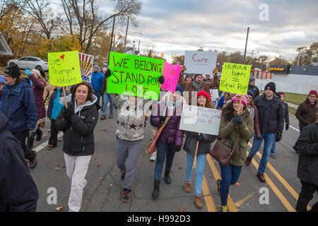 Ferndale, Michigan, USA. 20. November 2016. In Reaktion auf die Wahl von Donald Trump Hunderte Ferndale Liebe März angeschlossen in einem Vorort von Detroit. Organisatoren sagten, war es eine "friedliche Solidarität Spaziergang um einander zu unterstützen." Bildnachweis: Jim West/Alamy Live-Nachrichten Stockfoto