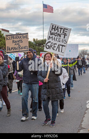 Ferndale, Michigan, USA. 20. November 2016. In Reaktion auf die Wahl von Donald Trump Hunderte Ferndale Liebe März angeschlossen in einem Vorort von Detroit. Organisatoren sagten, war es eine "friedliche Solidarität Spaziergang um einander zu unterstützen." Bildnachweis: Jim West/Alamy Live-Nachrichten Stockfoto