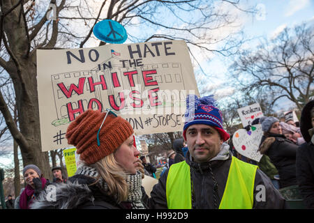 Ferndale, Michigan, USA. 20. November 2016. In Reaktion auf die Wahl von Donald Trump Hunderte Ferndale Liebe März angeschlossen in einem Vorort von Detroit. Organisatoren sagten, war es eine "friedliche Solidarität Spaziergang um einander zu unterstützen." Bildnachweis: Jim West/Alamy Live-Nachrichten Stockfoto