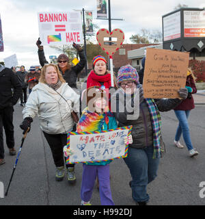 Ferndale, Michigan, USA. 20. November 2016. In Reaktion auf die Wahl von Donald Trump Hunderte Ferndale Liebe März angeschlossen in einem Vorort von Detroit. Organisatoren sagten, war es eine "friedliche Solidarität Spaziergang um einander zu unterstützen." Bildnachweis: Jim West/Alamy Live-Nachrichten Stockfoto