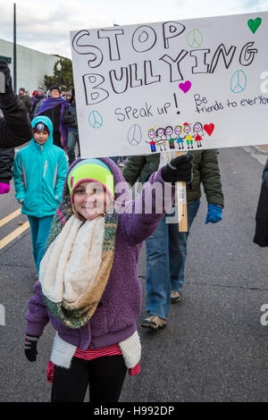 Ferndale, Michigan, USA. 20. November 2016. In Reaktion auf die Wahl von Donald Trump Hunderte Ferndale Liebe März angeschlossen in einem Vorort von Detroit. Organisatoren sagten, war es eine "friedliche Solidarität Spaziergang um einander zu unterstützen." Bildnachweis: Jim West/Alamy Live-Nachrichten Stockfoto