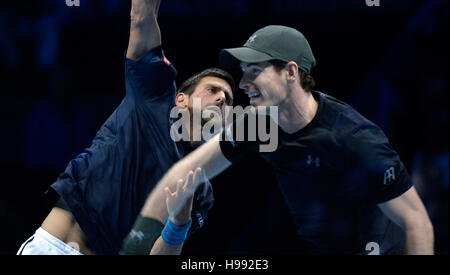 London, UK. 20. November 2016.  (Anmerkung der Redaktion: Mehrfachbelichtungen wurden in der Kamera kombiniert, um dieses Bild zu erzeugen) ATP World Tour Finals bei O2 Arena London UK Finale Andy Murray GB Vs Novak Djokovic SRB Foto: Leo MasonSplit zweiten Kredit: Leo Mason/Alamy Live News Stockfoto