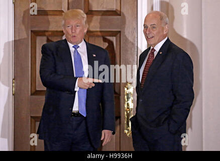 Vereinigte Staaten Präsident elect Donald Trump (L) Gesten mit pensionierten US Marine Corp General John Kelly am Clubhaus des Trump International Golf Club in Bedminster Township, New Jersey, USA, 20. November 2016. Bildnachweis: Peter Foley/Pool über CNP /MediaPunch Stockfoto