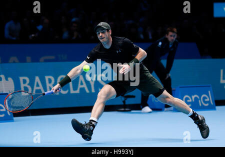 London, UK. 20. November 2016. Andy Murray aus Großbritannien kehrt den Ball während der Herren Einzel Finale gegen Serbiens Novak Djokovic bei den 2016 ATP World Tour Finals in der O2 Arena in London, Großbritannien am 20. November 2016. Murray gewann 2: 0. Bildnachweis: Han Yan/Xinhua/Alamy Live-Nachrichten Stockfoto