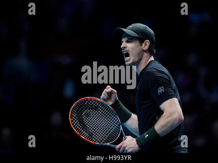 London, UK. 20. November 2016. Am 20. November 2016 feiert Andy Murray von Großbritannien während der Herren Einzel Finale gegen Serbiens Novak Djokovic bei den 2016 ATP World Tour Finals in der O2 Arena in London, Großbritannien. Murray gewann 2: 0. Bildnachweis: Han Yan/Xinhua/Alamy Live-Nachrichten Stockfoto