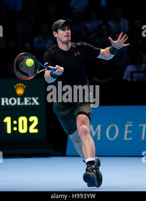 London, UK. 20. November 2016. Andy Murray aus Großbritannien kehrt den Ball während der Herren Einzel Finale gegen Serbiens Novak Djokovic bei den 2016 ATP World Tour Finals in der O2 Arena in London, Großbritannien am 20. November 2016. Murray gewann 2: 0. Bildnachweis: Han Yan/Xinhua/Alamy Live-Nachrichten Stockfoto