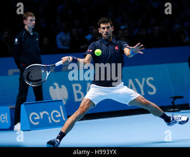 London, UK. 20. November 2016. Serbiens Novak Djokovic kehrt den Ball während der Herren Einzel Finale gegen Andy Murray aus Großbritannien in 2016 ATP World Tour Finals in der O2 Arena in London, Großbritannien am 20. November 2016. Djokovic verlor 0: 2. Bildnachweis: Han Yan/Xinhua/Alamy Live-Nachrichten Stockfoto