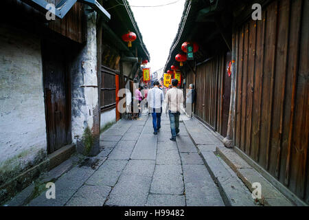 Shaoxin, Shaoxin, China. 19. November 2016. Shaoxing, CHINA-November 19 2016: (nur zur redaktionellen Verwendung. CHINA aus) Landschaft des Anchang altertümliche Stadt Shaoxing, Ost-China Zhejiang Provinz, 19. November 2016. Während das neue Jahr nähert, hat der antiken Stadt Anchang bereits begonnen, waren für das neue Jahr vorzubereiten. Anchang die antike Stadt im nordwestlichen Teil von Shaoxing, ist eine typische aufgeweichten Stadt. Die Stadt kann auf nördlichen Song-Dynastie (960-1127), zurückgehen, obwohl die meisten Residenzen in Ming (1368-1644) und Qing Dynastie (1644-1911) gebaut wurden. Shaoxing Brauchtum werden noch eingehalten. (Cr Stockfoto