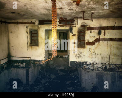 Militärtourismus und video Wargame. Unterirdischen militärischen Bunker aus dem zweiten Weltkrieg im Baltikum: Türen, Beton und Bewehrungsstahl, Stahl decken Stockfoto