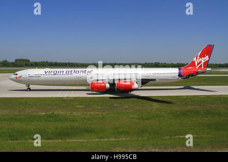 München/Deutschland 23. Februar 2012: Airbus A340 von Virgian am Flughafen München Stockfoto