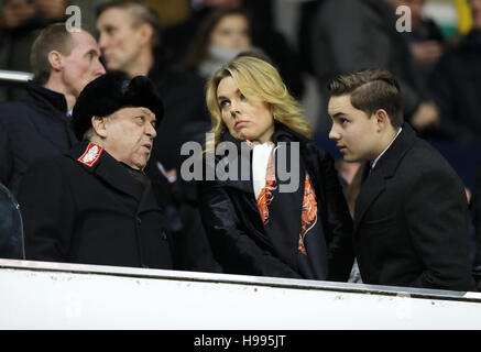 West Ham United Miteigentümer David Sullivan (links) mit seiner Frau Eve Vorley und seinem Sohn Jack vor dem Premier League-Spiel an der White Hart Lane, London. Stockfoto