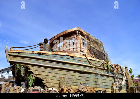 Schiffbrüchigen Boot in einem Hafen Stockfoto