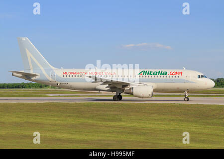 München/Deutschland 23. Februar 2012: Airbus A320 von Alitalia auf dem Flughafen München. Stockfoto