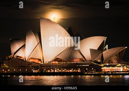 Sydney, Australien - 15. November 2016: Super voll rostigen Mondaufgang über Sydney Opera House in Australien während einzigartige Astronomie Veranstaltung in dunkler Nacht Stockfoto