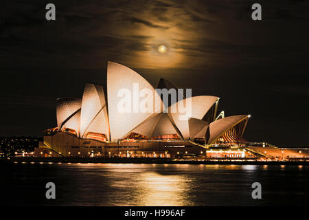 Sydney, Australien - 15. November 2016: Super voll rostigen Mondaufgang über Sydney Opera House in Australien während einzigartige Astronomie Veranstaltung in dunkler Nacht Stockfoto