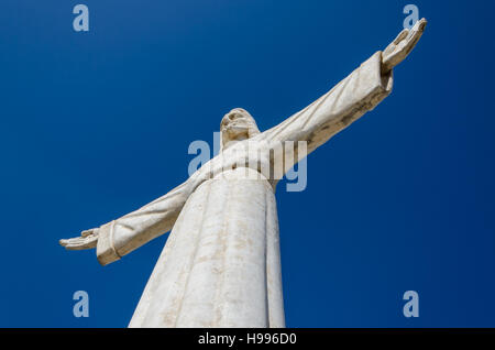 Christus-Erlöser oder Christo Redentor-Statue in Lubango, Angola. Die Skulptur ist eine Kopie des berühmten Gegenstücks in Rio De Janeiro, Brasilien. Stockfoto