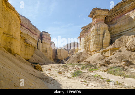 Beeindruckende natürliche Schlucht in der Wüste Namibe Angolas. Der Sandstein wurde über Jahrtausende hinweg in seiner aktuellen Form ausgehöhlt. Stockfoto