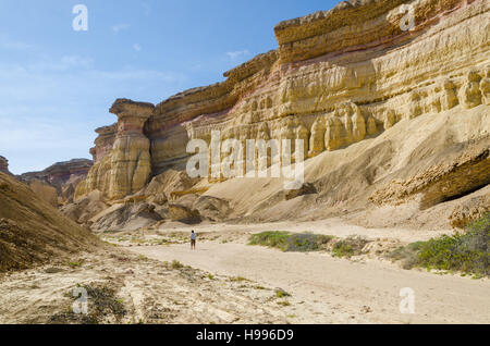 Beeindruckende natürliche Schlucht in der Wüste Namibe Angolas. Der Sandstein wurde über Jahrtausende hinweg in seiner aktuellen Form ausgehöhlt. Stockfoto