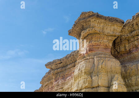 Beeindruckende natürliche Schlucht in der Wüste Namibe Angolas. Der Sandstein wurde über Jahrtausende hinweg in seiner aktuellen Form ausgehöhlt. Stockfoto