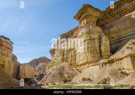 Beeindruckende natürliche Schlucht in der Wüste Namibe Angolas. Der Sandstein wurde über Jahrtausende hinweg in seiner aktuellen Form ausgehöhlt. Stockfoto