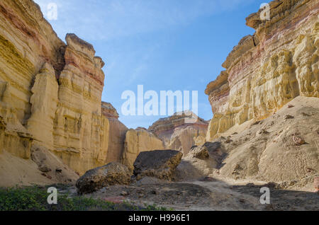 Beeindruckende natürliche Schlucht in der Wüste Namibe Angolas. Der Sandstein wurde über Jahrtausende hinweg in seiner aktuellen Form ausgehöhlt. Stockfoto