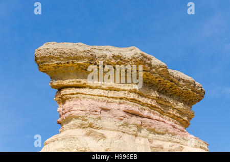 Beeindruckende natürliche Schlucht in der Wüste Namibe Angolas. Der Sandstein wurde über Jahrtausende hinweg in seiner aktuellen Form ausgehöhlt. Stockfoto