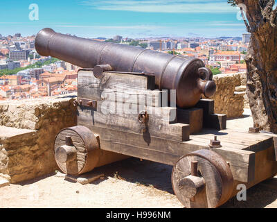 Blick auf antike Kanone auf einem Hintergrund des Lissabon Stockfoto