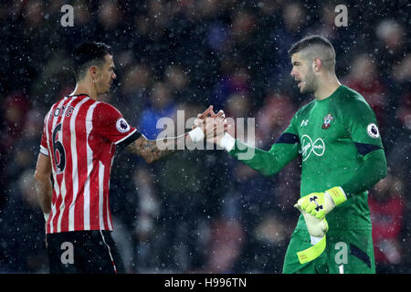 Southamptons Jose Fonte und Southampton Torwart Fraser Forster reagieren nach dem Schlusspfiff in der Premier League match an Str. Marys Stadium, Southampton. PRESSEVERBAND Foto. Bild Datum: Samstag, 19. November 2016. Finden Sie unter PA Geschichte Fußball Southampton. Bildnachweis sollte lauten: Nick Potts/PA Wire. Einschränkungen: EDITORIAL verwenden nur keine unbefugten Audio, Video, Daten, Spielpläne, Verbandsliga/Logos oder "live"-Dienste. Im Spiel Onlinenutzung beschränkt auf 75 Bilder, keine video Emulation. Keine Verwendung in Wetten, Spiele oder Vereinsspieler/Liga/Einzelpublikationen. Stockfoto