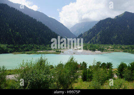 Big Almaty-See im Ile-Alatau National Park in der Nähe von Almaty, Kazakhstan am Sommernachmittag. Stockfoto