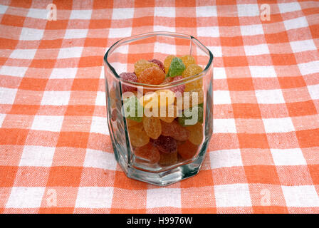 Glas mit Zucker Bonbons in Puderzucker Stockfoto