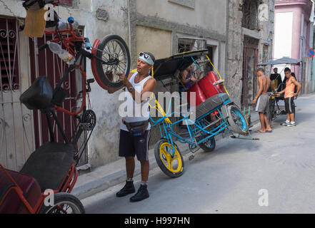 Havanna, Kuba: Bicitaxi Reparaturen auf der Straße Stockfoto