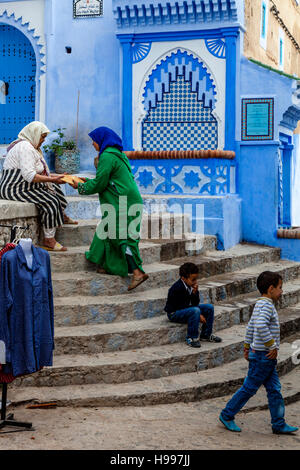 Menschen vor Ort In der Medina, Chefchaouen, Marokko Stockfoto