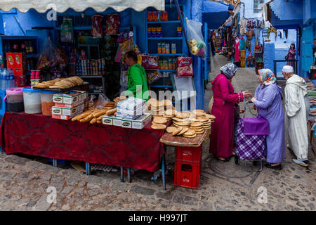 Einheimische Frauen Kauf von Lebensmitteln In der Medina, Chefchaouen, Marokko Stockfoto