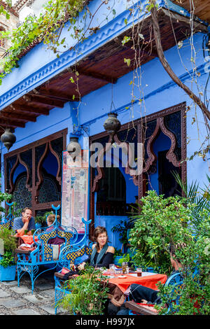 Touristen, Tee zu trinken, vor einem Restaurant, Chefchaouen, Marokko Stockfoto