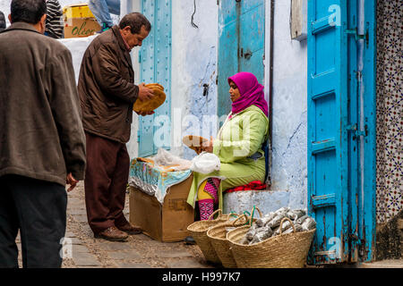 Eine einheimische Frau, Verkauf von Brot In der Straße, Chefchaouen, Marokko Stockfoto