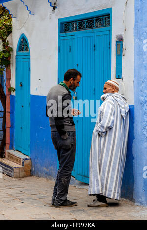 Zwei Männer im Chat auf der Straße, Chefchaouen, Marokko Stockfoto
