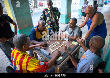 Havanna, Kuba: Ein Domino-Spiel auf der Straße Stockfoto