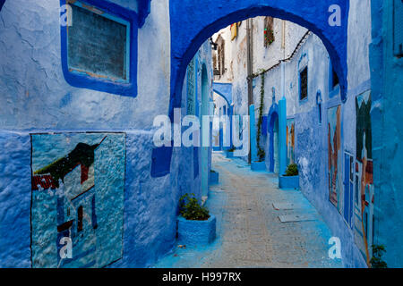 Eine bunte Straße In der Medina, Chefchaouen, Marokko Stockfoto