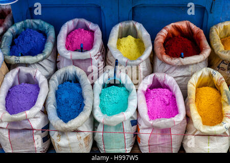 Säcke mit bunten Kleidern Farbstoff, Chefchaouen, Marokko Stockfoto